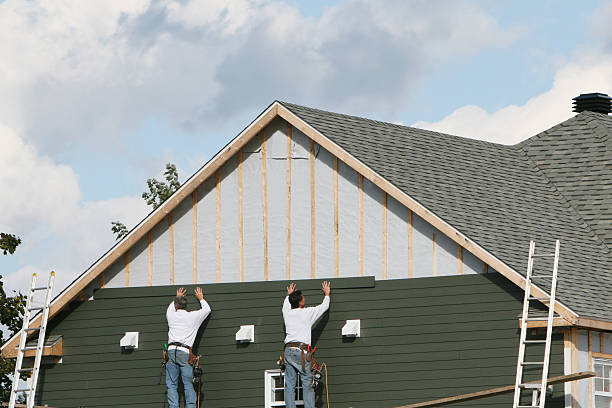 Professional Vinyl Siding technician working in Staunton, IL